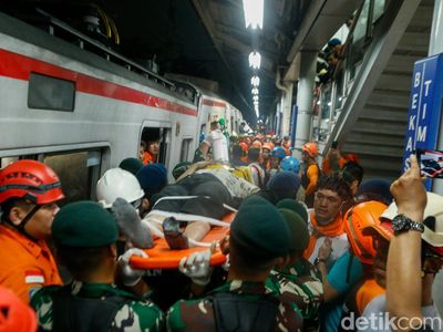 Momen Dramatis Evakuasi Korban Tabrakan Kereta di Bekasi Timur