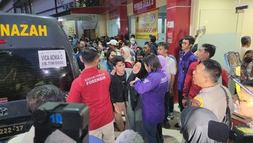 Tangis Keluarga Iringi Serah Terima Jenazah Korban Kecelakaan Kereta di Bekasi