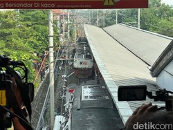 Lokomotif yang Seruduk Gerbong KRL di Stasiun Bekasi Timur Berhasil Dilepas