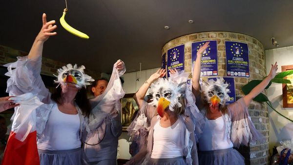Lomba Unik Tiru Burung Camar, Aksi Peserta Bikin Heboh