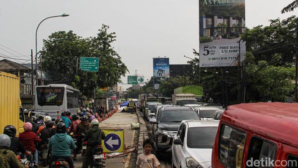 Macet Parah di Jalan Raya Bekasi, Kendaraan Mengular Panjang