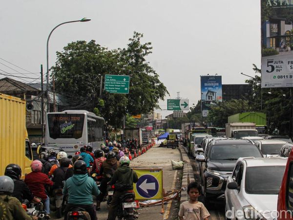 Macet Parah di Jalan Raya Bekasi, Kendaraan Mengular Panjang