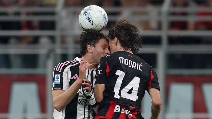 Momen Modric (kanan) berbenturan wajah dengan Locatelli dalam duel udara di laga Milan vs Juventus.