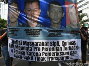 Massa Desak MK Izinkan Peradilan Sipil untuk Kasus Andrie Yunus