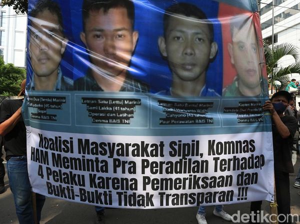 Massa Desak MK Izinkan Peradilan Sipil untuk Kasus Andrie Yunus