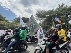 Lautan Massa Ojol Penuhi Frontage Ahmad Yani Surabaya, Lalin Dialihkan