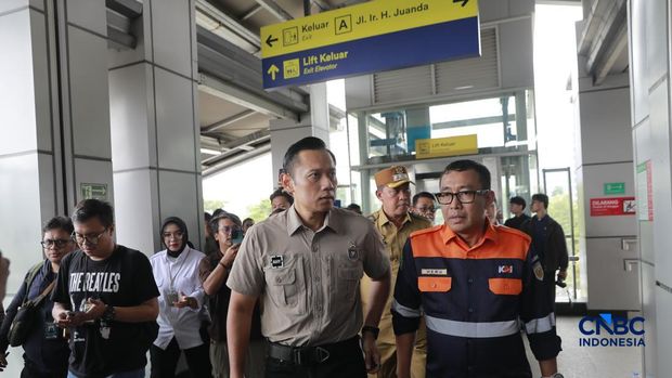 Menteri Koordinator Bidang Infrastruktur dan Pembangunan Kewilayahan, Agus Harimurti Yudhoyono (AHY) meninjau proses pemindahan korban kecelakaan kereta di Stasiun Bekasi Timur, Selasa (28/04/2026). (CNBC Indonesia/Muhammad Sabki)