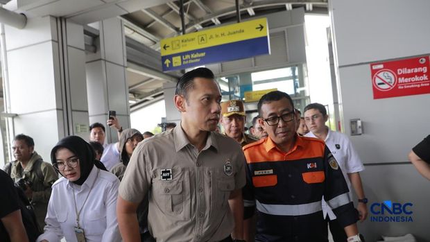Menteri Koordinator Bidang Infrastruktur dan Pembangunan Kewilayahan, Agus Harimurti Yudhoyono (AHY) meninjau proses pemindahan korban kecelakaan kereta di Stasiun Bekasi Timur, Selasa (28/04/2026). (CNBC Indonesia/Muhammad Sabki)