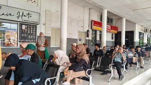 Cerita Penumpang di Stasiun Jatibarang Saat Jadwal Kereta Terlambat