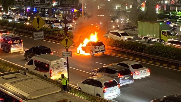 Satu unit mobil terbakar di Tol Dalam Kota (Dalkot) arah Cawang. Kebakaran membikin arus lampau lintas (lalin) di sekitar Tol Dalkot arah Cawang macet, Selasa (28/4/2026).