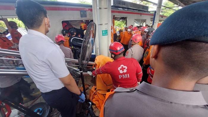 Momen Brimob Polda Metro Jaya mengevakuasi korban tabrakan KA Argo Bromo Vs KRL di Bekasi.