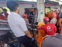 Momen Brimob Polda Metro Evakuasi Korban Tabrakan Kereta di Bekasi