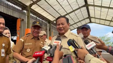 Prabowo Tantang Gubernur Jateng-Bupati Banyumas Wujudkan Zero Waste di 2028