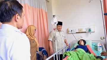 Momen Prabowo Interaksi dengan Korban Kecelakaan Kereta di RSUD Bekasi