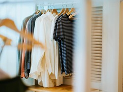 Pakaian Jatuh Sendiri Pertanda Apa? Ini 12 Maknanya Menurut Primbon Jawa