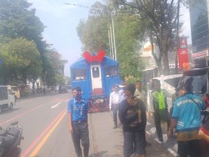 KA Bathara Terpaksa Berhenti di Solo gegara Land Cruiser Parkir Mepet Rel