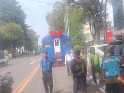 Viral KA Bathara Kresna Terhenti gegara Land Cruiser Parkir Mepet Rel