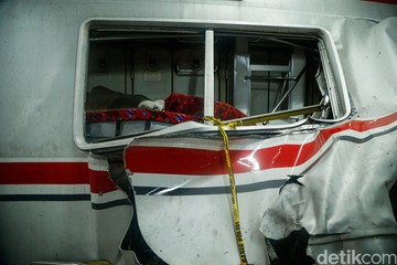 Evakuasi Korban KA Argo Bromo Anggrek Tabrak KRL di Bekasi Selesai