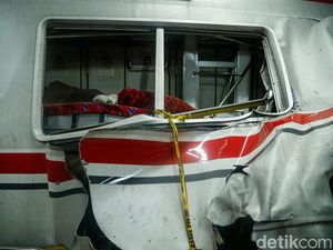 Video dari Udara: Evakuasi Korban Tabrakan Kereta di Stasiun Bekasi Timur