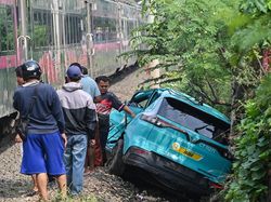 Polisi Periksa Pihak Taksi Green SM Terkait Tabrakan KA di Bekasi Hari Ini