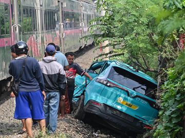 Penampakan Taksi Listrik yang Diduga Sebabkan Tabrakan Kereta di Bekasi