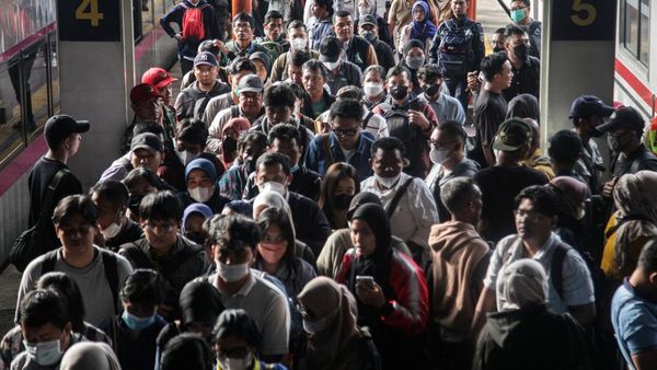 Penumpang Membludak! KRL Dialihkan Usai Insiden Maut di Bekasi Timur