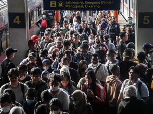 Penumpang Membludak! KRL Dialihkan Usai Insiden Maut di Bekasi Timur