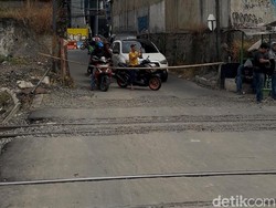 Palang dari Bambu, Lintasan TKP Taksi Tertemper KRL Dijaga Warga Bergantian