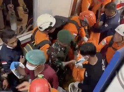 Satu Kantong Jenazah Dievakuasi dari KRL di Stasiun Bekasi Timur