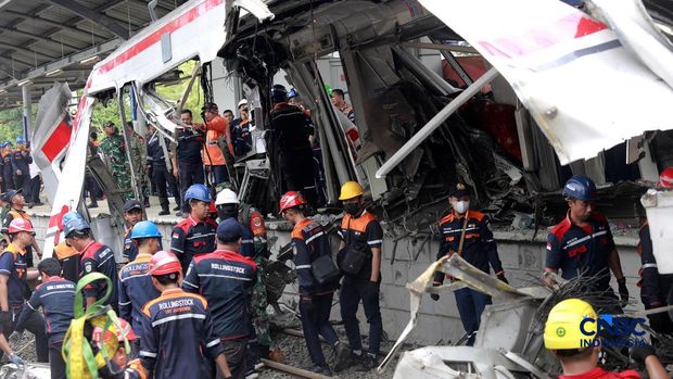 Petugas campuran mengevakuasi puing-puing di letak kecelakaan kereta api di Stasiun Bekasi Timur, Jawa Barat, Selasa, (28/4/2026). (CNBC Indonesia/Muhammad Sabki)