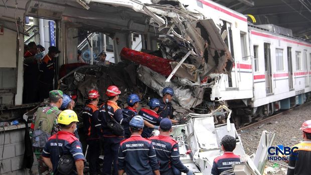 Petugas campuran mengevakuasi puing-puing di letak kecelakaan kereta api di Stasiun Bekasi Timur, Jawa Barat, Selasa, (28/4/2026). (CNBC Indonesia/Muhammad Sabki)