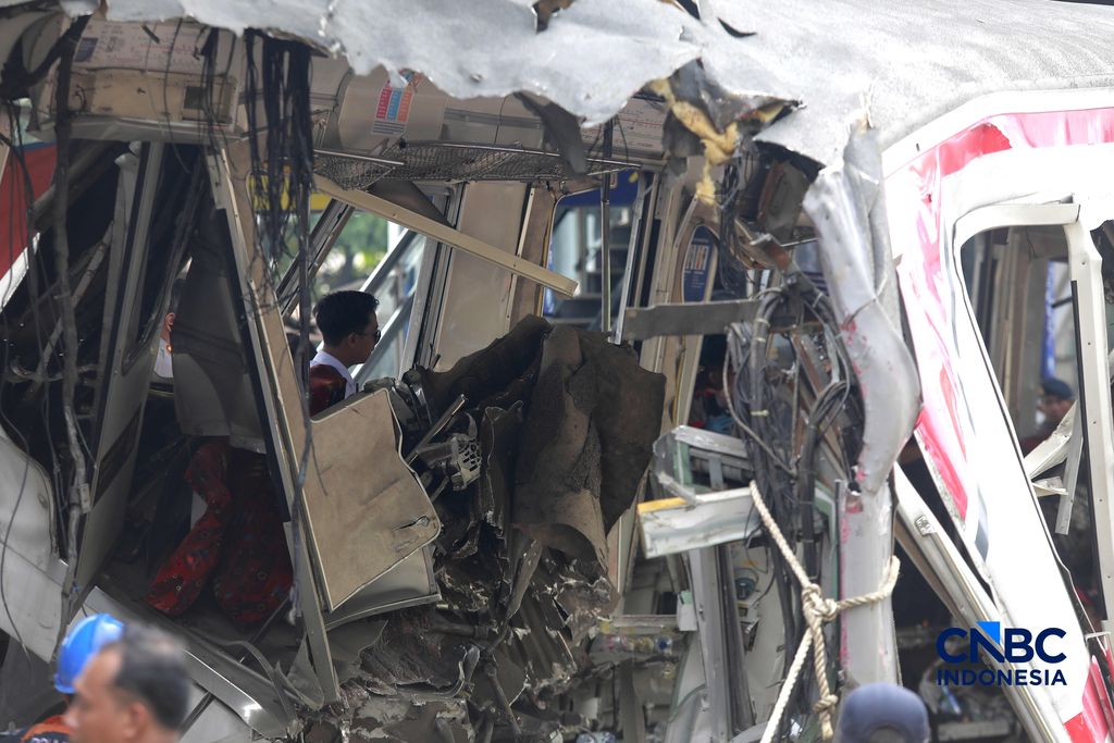 Petugas campuran mengevakuasi puing-puing di letak kecelakaan kereta api di Stasiun Bekasi Timur, Jawa Barat, Selasa, (28/4/2026). (CNBC Indonesia/Muhammad Sabki)
