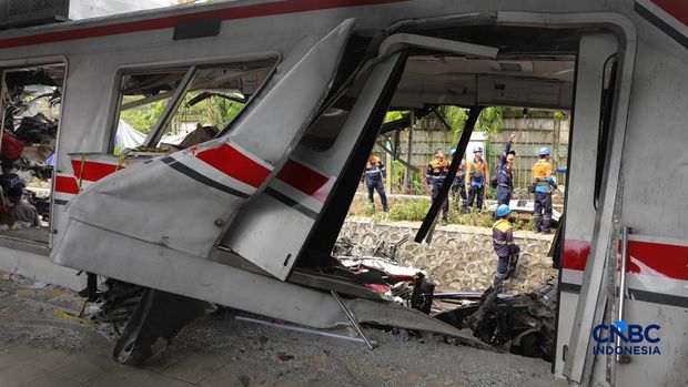 Petugas campuran mengevakuasi puing-puing di letak kecelakaan kereta api di Stasiun Bekasi Timur, Jawa Barat, Selasa, (28/4/2026). (CNBC Indonesia/Muhammad Sabki)