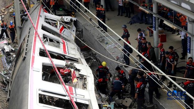 Petugas campuran mengevakuasi puing-puing usai kecelakaan kereta appi di Sitasiun Bekasi TImur, Bekasi, Jawa Barat, Selasa (28/4/2026).  CNBC Indonesia/Muhammad Sabki)