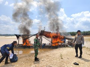 Kolaborasi Polisi dan TNI Respons Laporan Warga soal PETI, 12 Rakit Dibakar