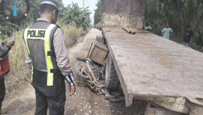 Polisi saat melakukan olah TKP pemotor tewas dilindas truk