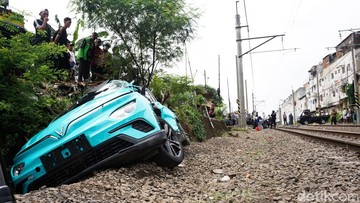 Polisi Selidiki Taksi Green SM dalam Kecelakaan Kereta di Bekasi