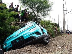 Cerita Sopir Sebelum Taksi Green SM Tertemper KRL: Mesin Mati-Pintu Terkunci