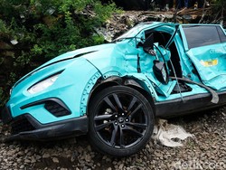 VinFast Masih Investigasi Taksi Green SM yang Berhenti di Perlintasan KA