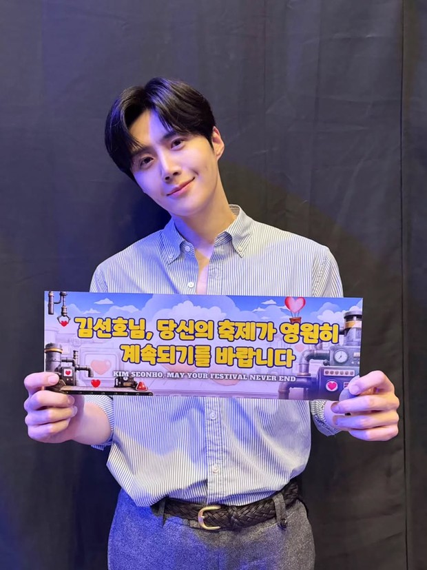 Kim Seon Ho banyak menyapa penggemar tanah air menggunakan bahasa Indonesia untuk interaksi lebih dekat dalam fanmeeting 'Love Factory' di Jakarta.