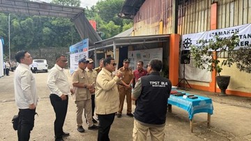 Bareng Jumhur Hidayat, Prabowo Cek Pengolahan Sampah Jadi Genteng di Banyumas