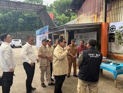 Bareng Jumhur Hidayat, Prabowo Cek Pengolahan Sampah Jadi Genteng di Banyumas