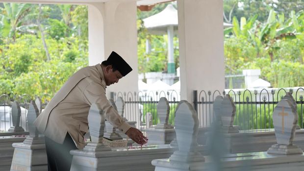 Presiden Prabowo Subianto berkunjung ke makam kakeknya Raden Mas (RM) Margono Djojohadikusumo.