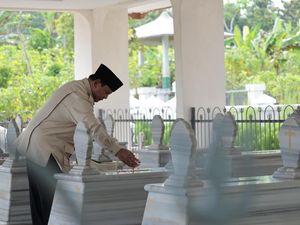 Prabowo Ziarah ke Makam Kakek-Nenek: Tempat Ini Tersimpan Sejarah Keluarga