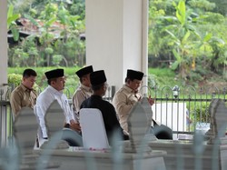 Kunker di Banyumas, Prabowo Sempatkan Ziarah ke Makam Kakeknya RM Margono