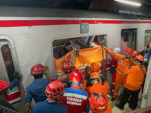 Tim SAR Berjibaku Selamatkan Korban KA Tabrak KRL di Bekasi