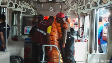 Evakuasi Korban Tabrakan Kereta di Bekasi, Petugas Teriak Minta Oksigen-Tandu