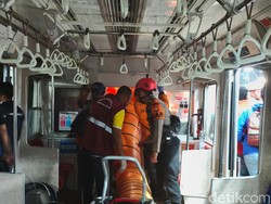 Evakuasi Korban Tabrakan Kereta di Bekasi, Petugas Teriak Minta Oksigen-Tandu