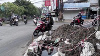 Proyek Pipa PGN Mangkrak di Manukan Kerap Bikin Pengendara Celaka