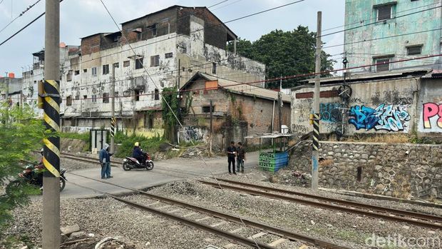 Satu unit taksi tertemper KRL di perlintasan sebidang tak resmi di Jalan Ampera, Bekasi. Kecelakaan itu memicu KA Argo Bromo Anggrek menabrak KRL di Stasiun Bekasi Timur. (Isal/detikcom)